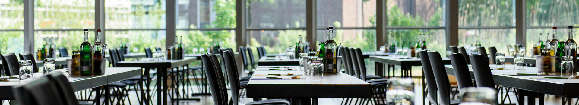 Tagungsraum Saal 1 Parlamentarische Bestuhlung | Conference Center im ATLANTIC Hotel Universum in Bremen Heller, moderner Konferenzraum mit großen Fenstern, gedeckten Tischen und Blick ins Grüne im ATLANTIC Hotel Universum.