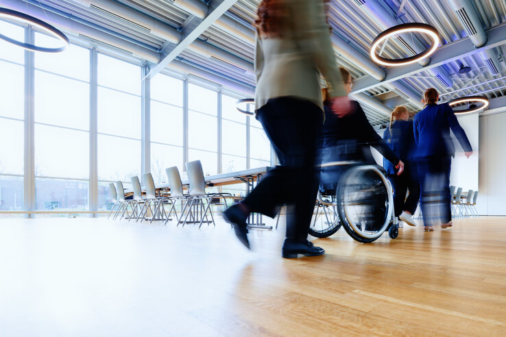 Heller, moderner Konferenzraum mit großen Fenstern, gedeckten Tischen und Blick ins Grüne im ATLANTIC Hotel Universum.