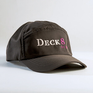 Baseballcap DECK 8 Schwarze Baseballkappe mit der Aufschrift "DECK 8 DIE BAR" in weiß und pink auf der Vorderseite.