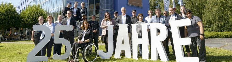 ATLANTIC Hotel Universum 25 Jahre Jubiläum Belegung vor dem Hotel