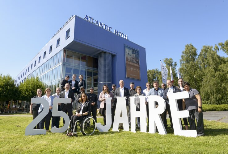 ATLANTIC Hotel Universum 25 Jahre Jubiläum Belegung vor dem Hotel