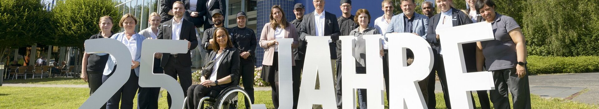 ATLANTIC Hotel Universum 25 Jahre Jubiläum Belegung vor dem Hotel