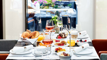 Breakfast tabel in the ATLANTIC Grand Hotel in the old town of Bremen  Elegant breakfast table at the ATLANTIC Grand Hotel Bremen with pastries, fruit, drinks and flower arrangements.