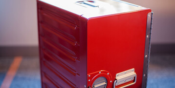 Roter Flugzeug-Trolley auf Teppichboden im ATLANTIC Hotel Airport Bremen.