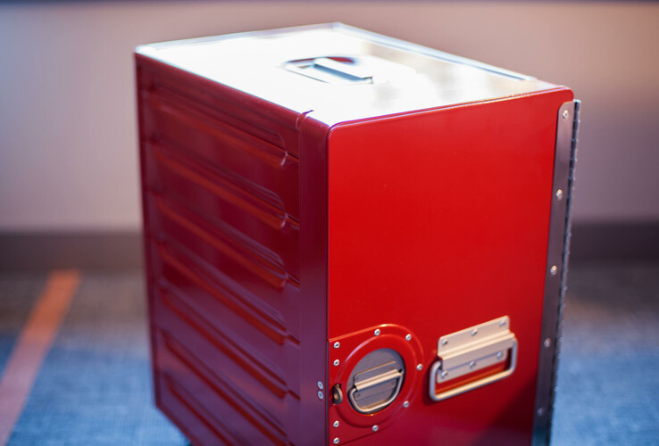 Roter Flugzeug-Trolley auf Teppichboden im ATLANTIC Hotel Airport Bremen.