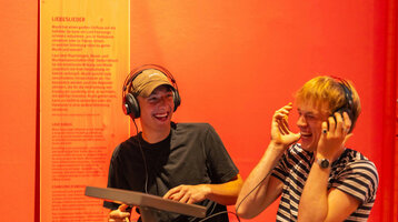 Zwei lachende Jugendliche in der Ausstellung vom Universum Bremen