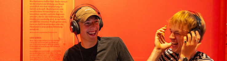 Zwei lachende Jugendliche in der Ausstellung vom Universum Bremen