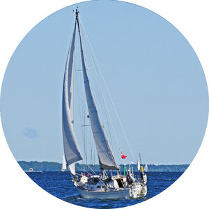 Segelboot auf der Ostsee bei klarem Himmel, symbolisiert maritime Atmosphäre des ATLANTIC Grand Hotel Travemünde.