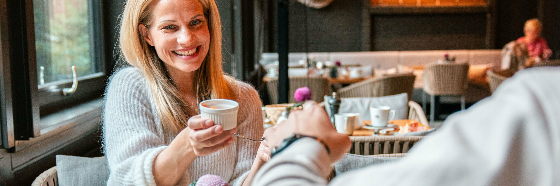 Ein fröhliches Paar frühstückt im ATLANTIC Hotel Landgut Horn 