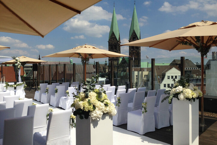 Trauung in der Roof Lounge ATLANIC Grand Hotel Bremen Dachterrasse des ATLANTIC Grand Hotel Bremen, festlich dekoriert für eine Veranstaltung mit Blick auf Kirchtürme.