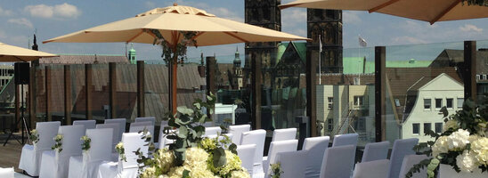 Dachterrasse des ATLANTIC Grand Hotel Bremen, festlich dekoriert für eine Veranstaltung mit Blick auf Kirchtürme.