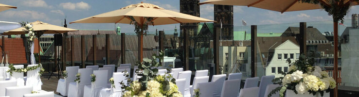 Trauung in der Roof Lounge ATLANIC Grand Hotel Bremen Dachterrasse des ATLANTIC Grand Hotel Bremen, festlich dekoriert für eine Veranstaltung mit Blick auf Kirchtürme.