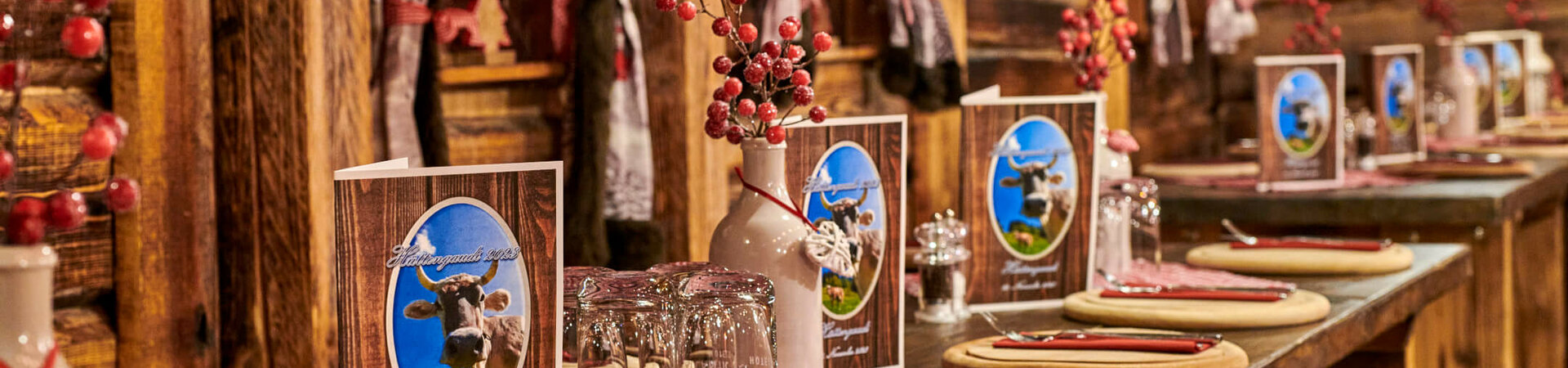 Rustic table setting with checkered tablecloths, menu cards and red berries at the ATLANTIC Grand Hotel Bremen.
