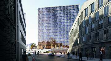 Modernes Hochhaus-Hotel mit geometrischer Glasfassade, umgeben von älteren Gebäuden, Menschen auf der Straße.
