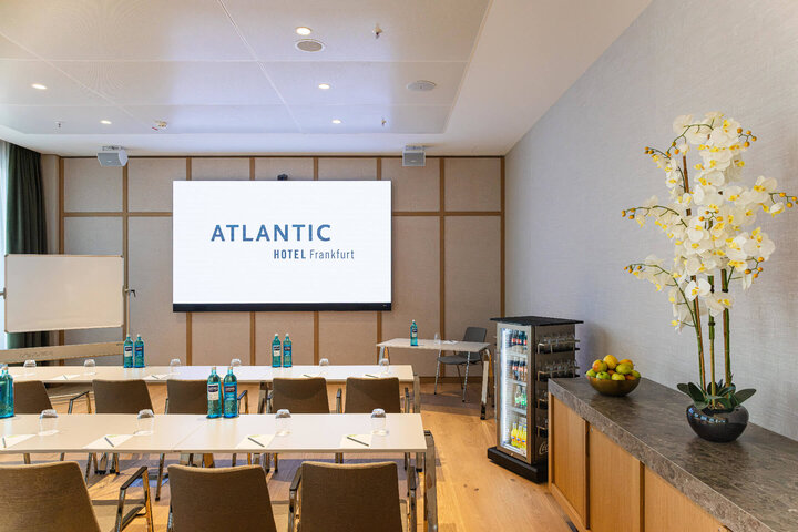 Moderne Ausstattung in den Tagungsräumen vom ATLANTIC Hotel Frankfurt