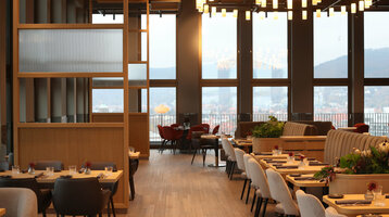 Restaurant 15 High in der 15. Etage im ATLANTIC Hotel Heidelberg Modernes Hotelrestaurant mit eleganten Sitzbereichen, großen Fenstern und stilvoller Beleuchtung im ATLANTIC Hotel Heidelberg.