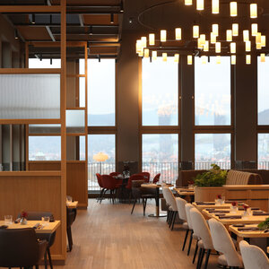 Modernes Hotelrestaurant mit eleganten Sitzbereichen, großen Fenstern und stilvoller Beleuchtung im ATLANTIC Hotel Heidelberg.