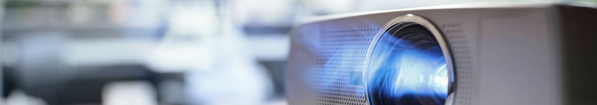 Beamer in modernem Konferenzraum des ATLANTIC Hotel Airport Bremen, bereit für Präsentationen.