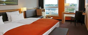 Doppelbett des Superior Zimmer mit wunderschönem Ausblick im ATLANTIC Hotel Kiel