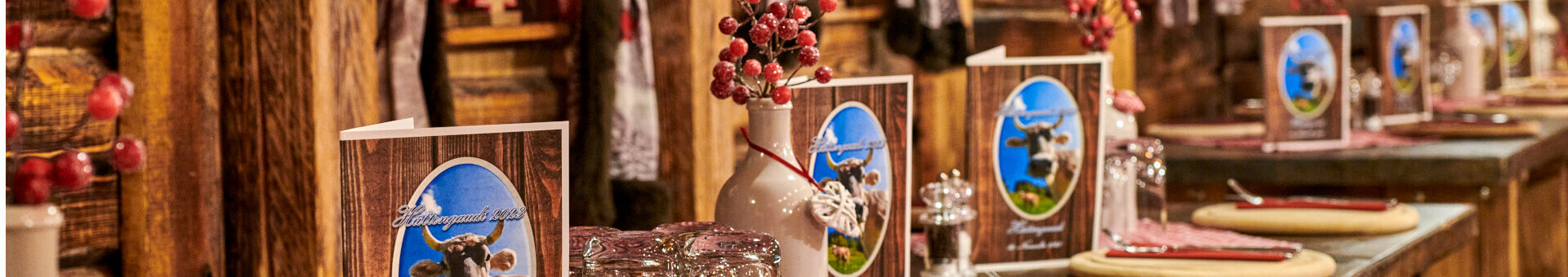Schlemmen & Feiern in alpiner Atmosphäre - Almhütte Bremen A cozy table setting with rustic decorations and menu cards at the ATLANTIC Grand Hotel Bremen.