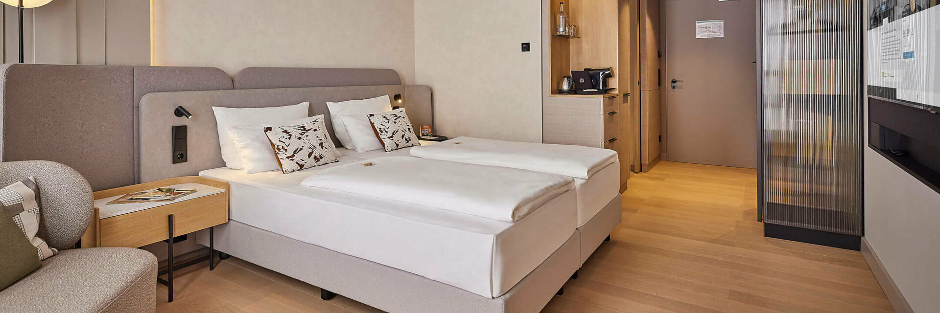 Zimmer mit Blick zur Tür | ATLANTIC Hotel Frankfurt