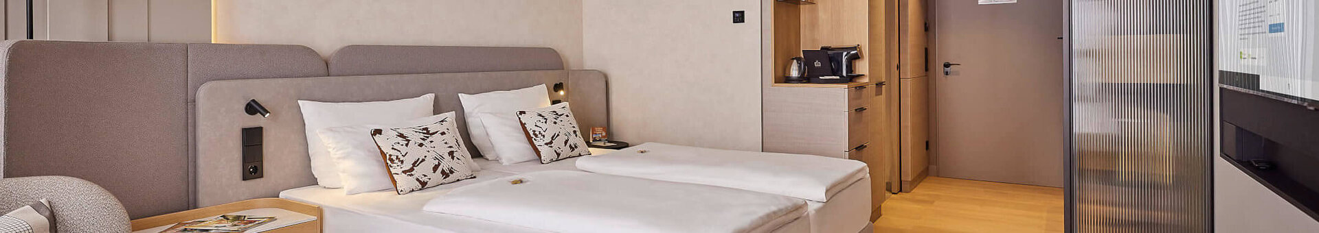 Room with a view to the door | ATLANTIC Hotel Frankfurt