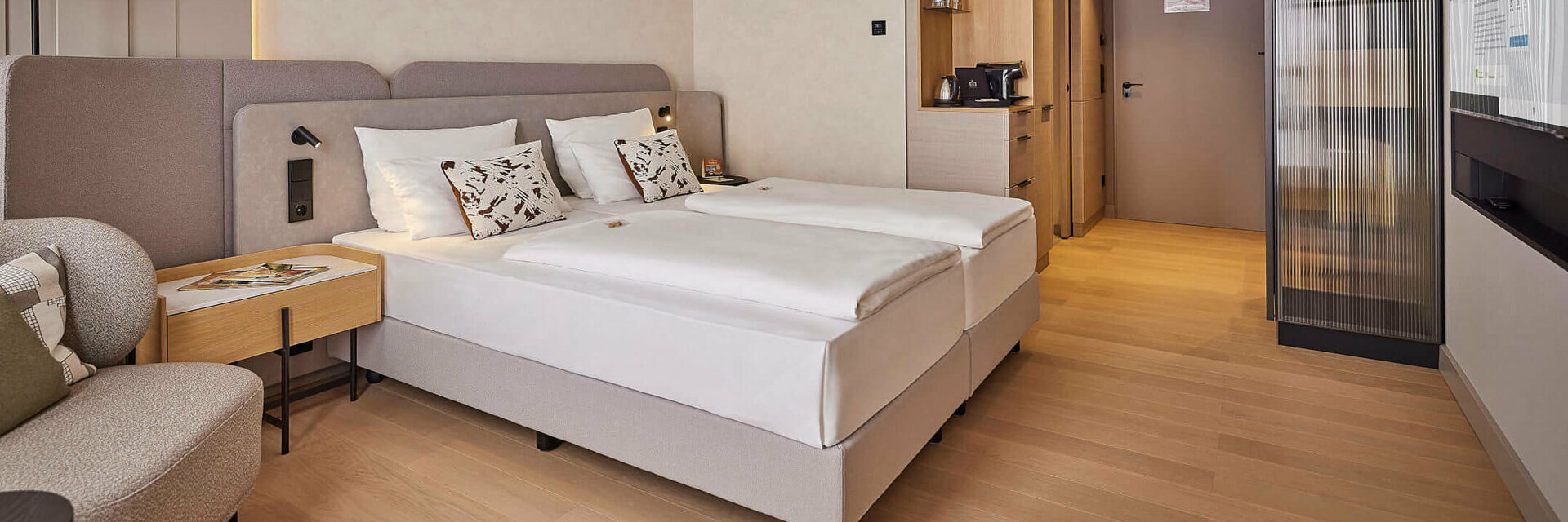 Room with a view to the door | ATLANTIC Hotel Frankfurt