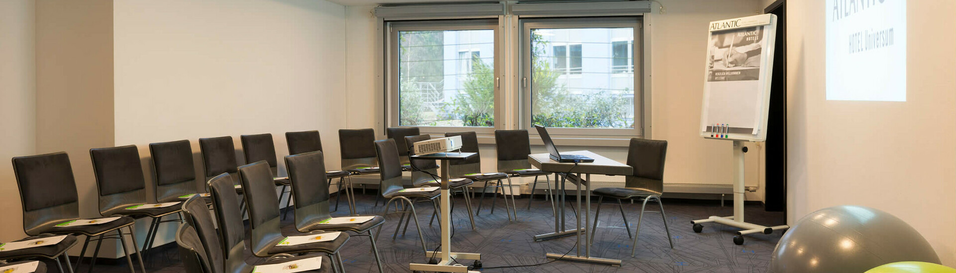 Moderner Konferenzraum mit Stuhlkreis, Projektor, Flipchart und Gymnastikbällen im ATLANTIC Hotel Universum, Bremen.