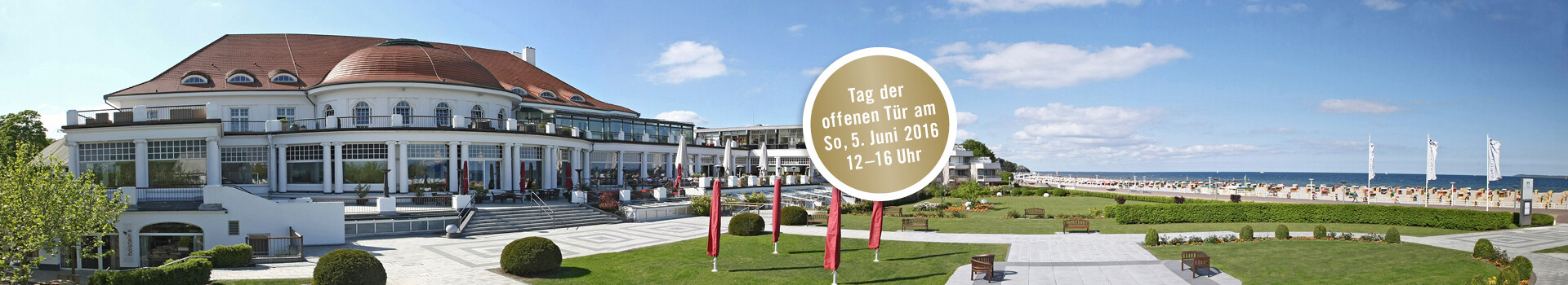 ATLANTIC Grand Hotel Travemünde mit Garten, Terrasse und Blick auf die Ostsee bei sonnigem Wetter.