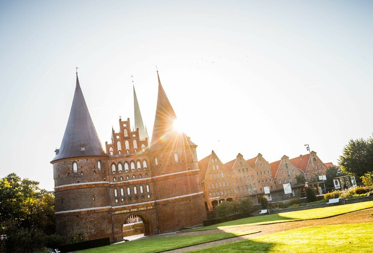 ATLANTIC Hotel Lübeck Holstentor mit historischen Salzspeichern