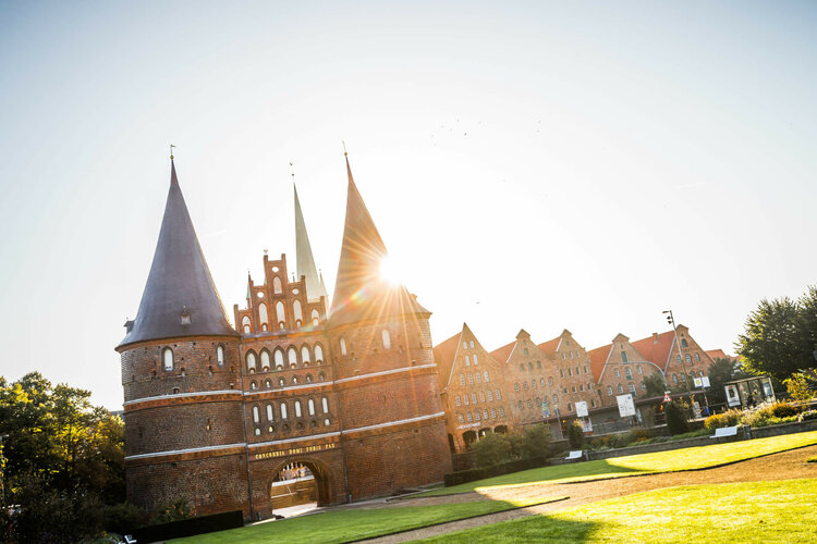 ATLANTIC Hotel Lübeck Holstentor mit historischen Salzspeichern