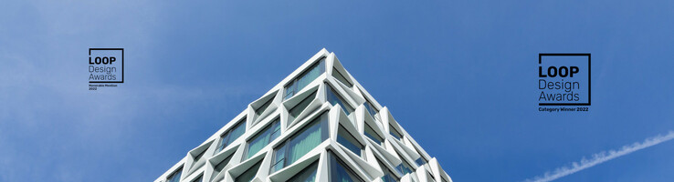 ATLANTIC Hotel Münster | Loop Design Award Winner 2022 Moderner Hotelbau mit geometrischer Fassade unter blauem Himmel, ausgezeichnet mit LOOP Design Awards 2022.