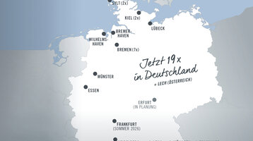 Karte von Deutschland mit 18 Hotelstandorten, darunter Bremen, Sylt und München, plus Lech (Arlberg) in Österreich.