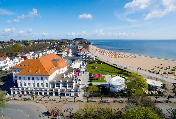 Aerial view of the ATLANTIC Grand Hotel Travemünde with beach access and sea view on a sunny day.