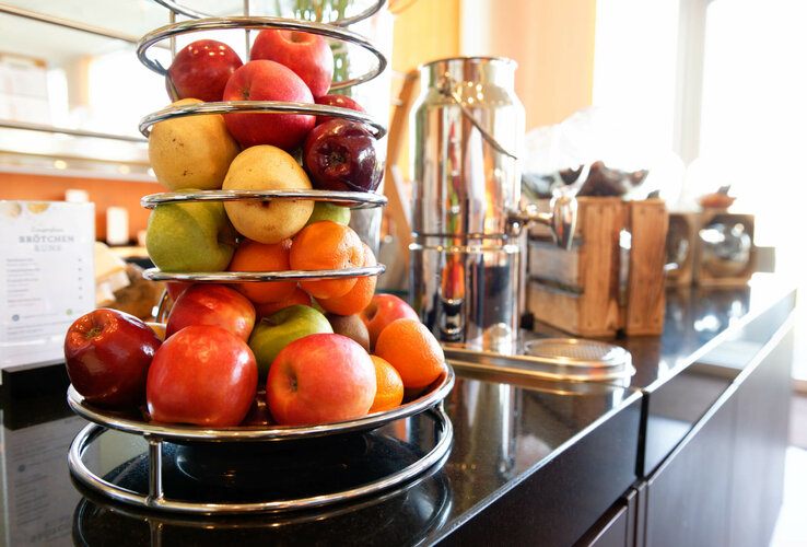 Fresh fruit in a modern metal basket on a breakfast buffet at the ATLANTIC Hotel Galopprennbahn Bremen.