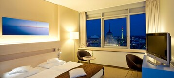 Innenansicht des Comfort King(size) Zimmers im ATLANTIC Hotel SAIL City in Bremerhaven