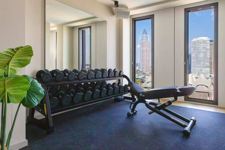 Hanteln im Fitnessraum.