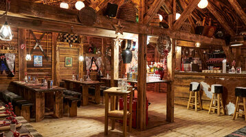 Rustic restaurant in the ATLANTIC Grand Hotel Bremen with wooden furniture, cozy lighting and decorative elements.