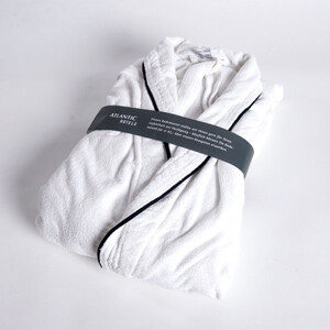 Flauschiger Bademantel Weißer Bademantel mit schwarzer Paspelierung, gefaltet und mit grauem Band gebunden.