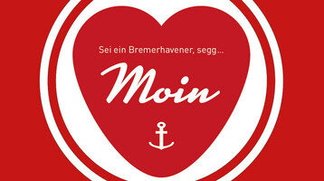 Ein Herz für Bremerhaven | ATLANTIC Hotel Sail City Rotes Herz mit Anker und Text "Sei ein Bremerhavener, segg... Moin" auf rotem Hintergrund.