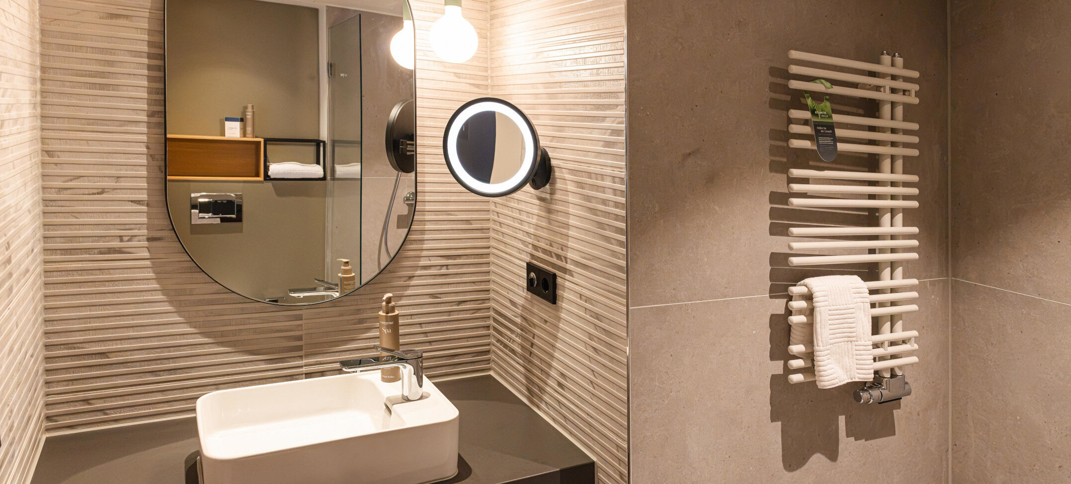 A modern bathroom with a washbasin.