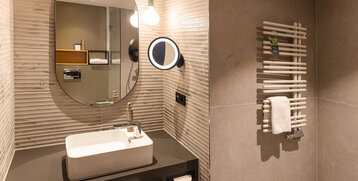 A modern bathroom with a washbasin.