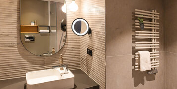 A modern bathroom with a washbasin.
