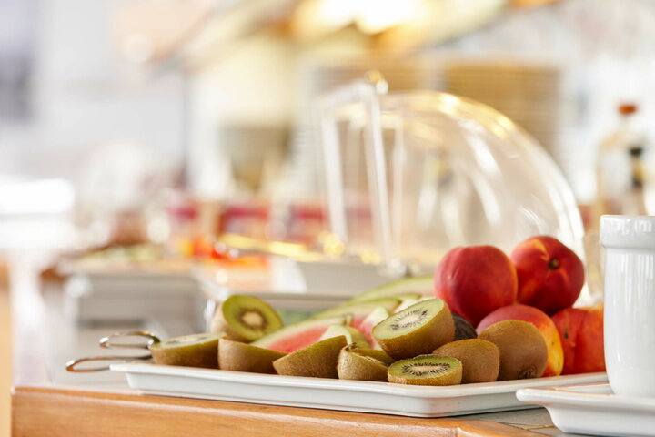 Obst beim Frühstück im ATLANTIC Hotel Vegesack Bremen Frühstücksbuffet mit frischen Kiwis, Pfirsichen und Melonen im ATLANTIC Hotel Vegesack.