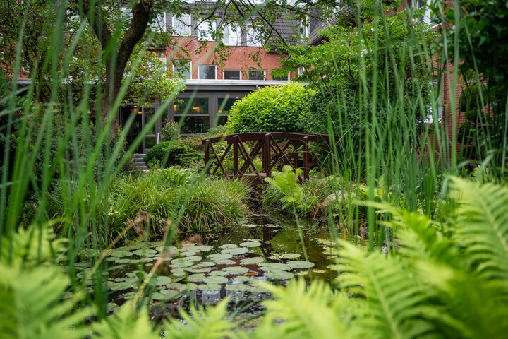 ATLANTIC Hotel Landgut Horn Teich im Garten