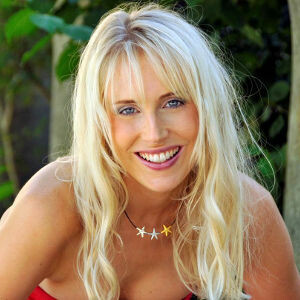 Frau mit blonden Haaren lächelt in die Kamera