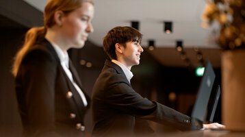 Empfangsteam des ATLANTIC Hotels Landgut Horn Bremen Empfang im ATLANTIC Hotel Landgut Horn in Bremen