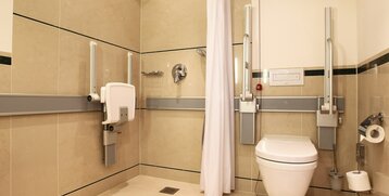 Badezimmer mit Toilette im Standard Zimmer barrierefrei des ATLANTIC Hotel Wilhelmshaven