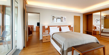Schlafzimmer der Executive Suite im ATLANTIC Hotel Wilhelmshaven