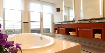 Badezimmer der Kaiser Wilhelm Suite mit großer Badewanne im ATLANTIC Hotel Wilhelmshaven